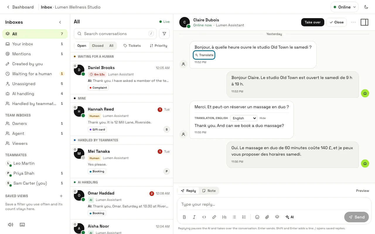 A chat in French: the first message with "Translate" outlined, the second shown with its English translation underneath