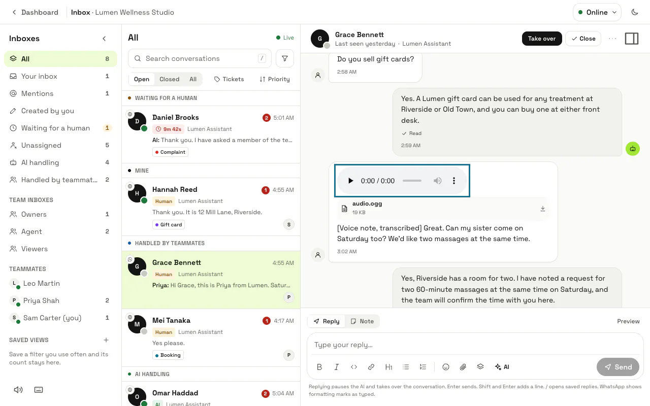 محادثة WhatsApp في صندوق الوارد فيها رسالة صوتية من العميل: مشغّلها محدد، وتحته النص المستخرج منها
