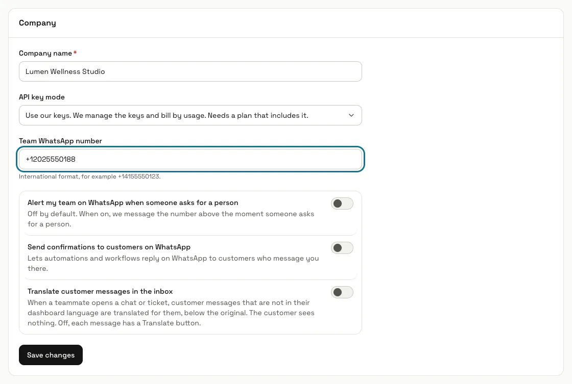 لوحة «الشركة» في الإعدادات مع رقم مكتوب في حقل رقم WhatsApp الخاص بالفريق، وهو محدد، فوق مفتاح تنبيه الفريق عبر WhatsApp عندما يطلب أحدهم شخصًا
