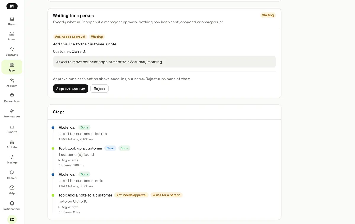 تشغيل أحد الوكلاء في MagizAI بانتظار الموافقة: الملاحظة التي يريد إضافتها إلى ملف عميل، وزرّا الموافقة والرفض، وكل خطوة قام بها.